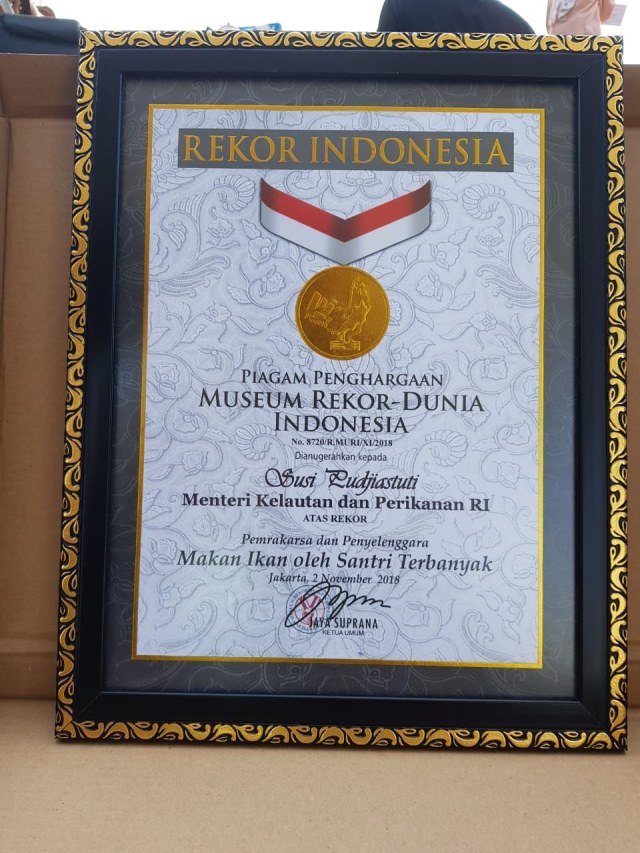 Bu Susi Makan Ikan Bersama 12.110 Santri di Paiton, Probolinggo (4)