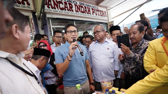 Calon Wakil Presiden nomor urut 02, Sandiaga Salahudin Uno mengunjungi pusat pertokoan Cahaya Bumi Selamat (CBS) atau pasar batuah Martapura, Sabtu (10/11). (Foto: Dok. Tim Sandiaga Uno)
