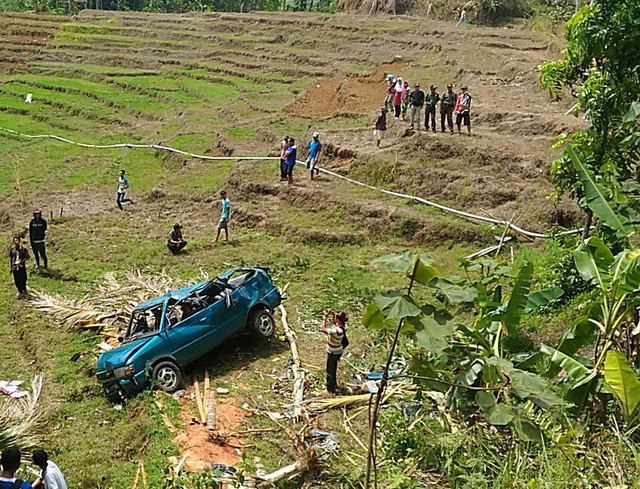 Alami Pecah Ban, Sebuah Kijang Masuk ke Jurang di Salem