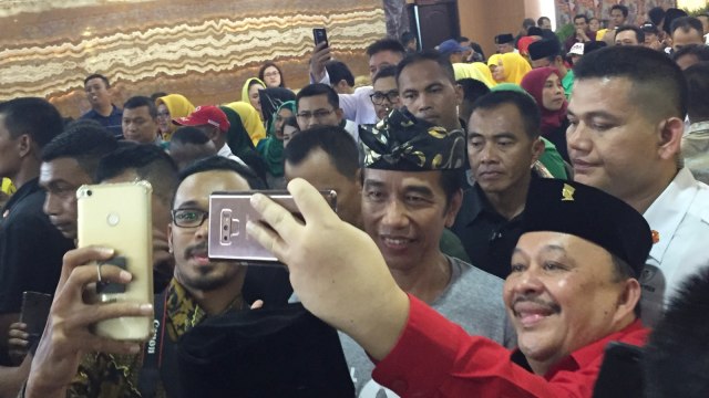 Jokowi di acara konsolidasi tim pemenangan Jokowi-Maaruf Amin, di Hotel Grand Asrilia, Bandung, Sabtu (10/11/2018). (Foto: Iqbal Tawakal Lazuardi/kumparan)