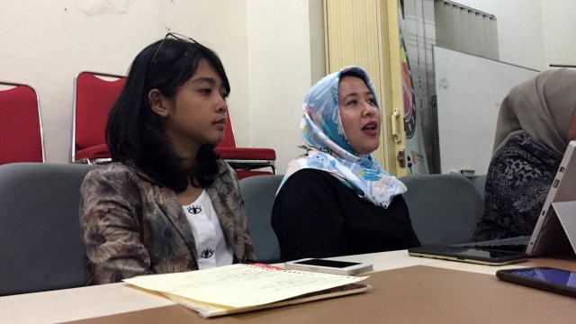 (Dari kiri ke kanan) Nadine Kusuma, perwakilan #kitaAgni dan Pipin Jamson salah seorang dosen Fisipol UGM saat di kantor ORI Perwakilan DIY. (Foto: Arfiansyah Panji Purnandaru/kumparan)