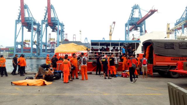 Pembongkaran posko pencarian korban pesawat Lion Air JT 610 di JICT.
 (Foto: Adhim Mugni Mubaroq/kumparan)