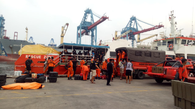 Pembongkaran posko pencarian korban pesawat Lion Air JT 610 di JICT.
 (Foto: Adhim Mugni Mubaroq/kumparan)