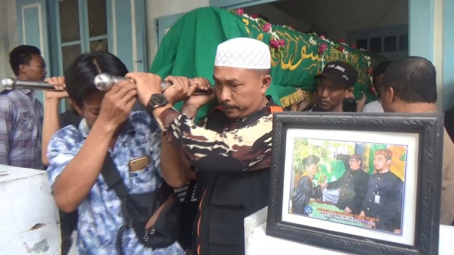 Suasana rumah duka Helmi Surya Wijaya (13) , penonton drama kolosal 'Surabaya Membara'. (Foto: Phaksy Sukowati/kumparan)