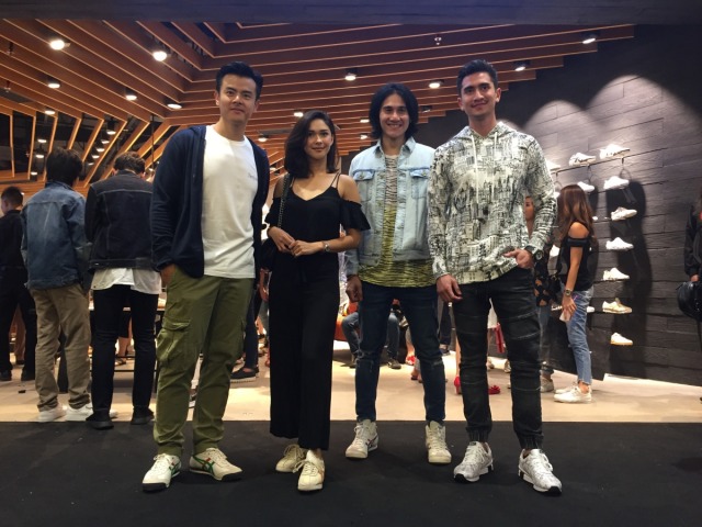 Dion Wiyoko, Nana Mirdad, Vino G. Bastian, dan Verrel Bramasta dalam Grand Opening Store Onitsuka Tiger Surabaya. (Foto: dok. Avissa Harness/ kumparan)
