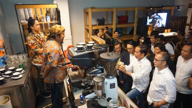 Jokowi di Bandung Creative City Forum (BCCF), Jalan Braga, Bandung. (Foto: Yudhistira Amran Saleh/kumparan)