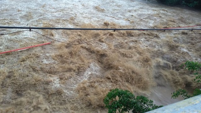 Debit Sungai Cisadane di kabupaten Bogor meningkat menjadi Siaga 2. (Foto: Twitter @Sutopo_PN)
