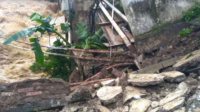 Debit Sungai Cisadane di kabupaten Bogor meningkat menjadi Siaga 2. (Foto: Twitter @Sutopo_PN)