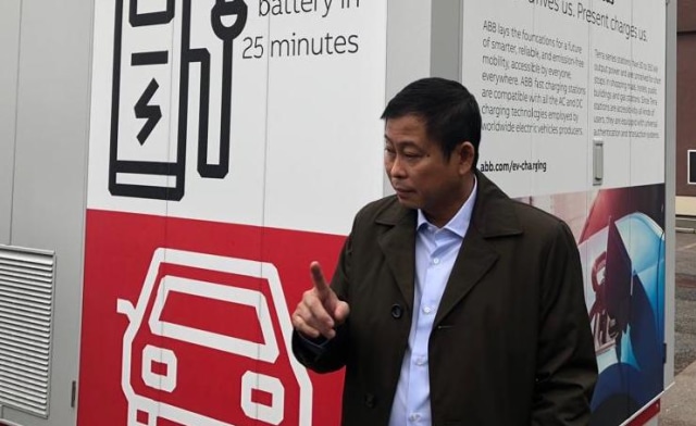 Menurut Menteri ESDM, Ignasius Jonan, perlu ada dukungan dari berbagai stakeholder untuk melakukan percepatan penerapakan kendaraan listrik di Indonesia. (Foto: Arifin Asydhad/kumparan)