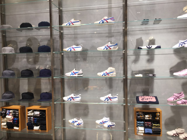 Koleksi Onitsuka Tiger di Pakuwon Mall Surabaya. (Foto: dok. Avissa Harness/ kumparan)