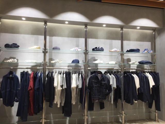 Koleksi Busana di Gerai Onitsuka Tiger Surabaya. (Foto: dok. Avissa Harness/ kumparan)