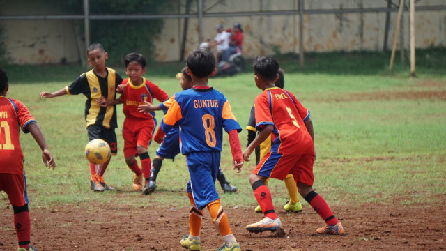 Sejumlah anak-anak berlatih sepak bola dan melakukan latihan tanding di lapangan kawasan Condet, Jakarta Timur. (Foto: Iqbal Firdaus/kumparan)