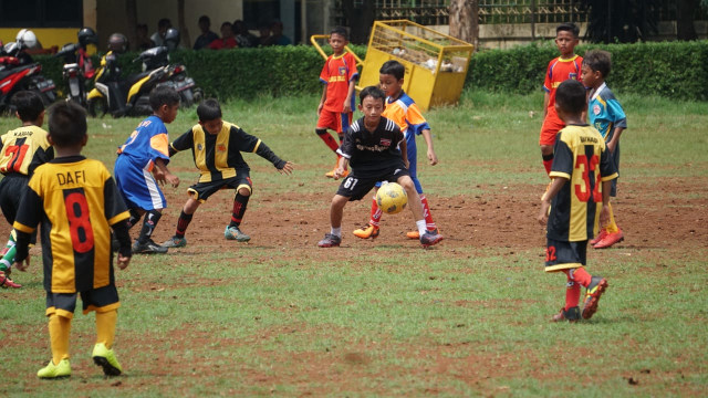 Sejumlah anak-anak berlatih sepak bola dan melakukan latihan tanding di lapangan kawasan Condet, Jakarta Timur. (Foto: Iqbal Firdaus/kumparan)
