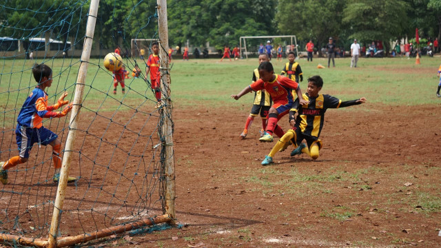Sejumlah anak-anak berlatih sepak bola dan melakukan latihan tanding di lapangan kawasan Condet, Jakarta Timur. (Foto: Iqbal Firdaus/kumparan)