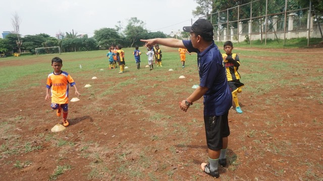 Sejumlah anak-anak berlatih sepak bola dan melakukan latihan tanding di lapangan kawasan Condet, Jakarta Timur. (Foto: Iqbal Firdaus/kumparan)
