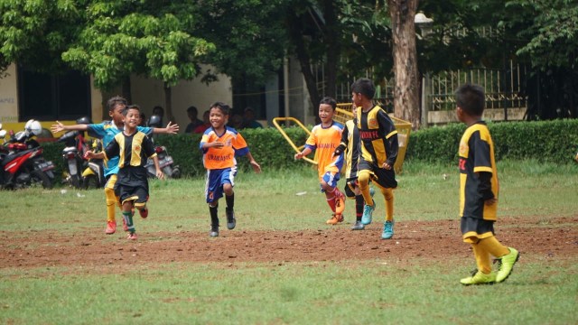Sejumlah anak-anak berlatih sepak bola dan melakukan latihan tanding di lapangan kawasan Condet, Jakarta Timur. (Foto: Iqbal Firdaus/kumparan)