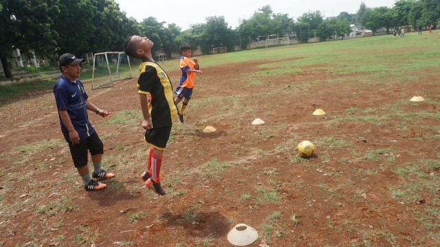 Sejumlah anak-anak berlatih sepak bola dan melakukan latihan tanding di lapangan kawasan Condet, Jakarta Timur. (Foto: Iqbal Firdaus/kumparan)