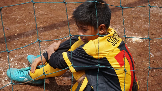 Sejumlah anak-anak berlatih sepak bola dan melakukan latihan tanding di lapangan kawasan Condet, Jakarta Timur. (Foto: Iqbal Firdaus/kumparan)