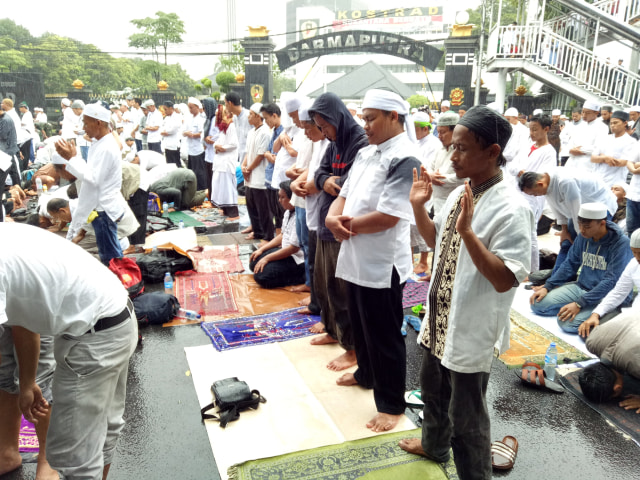 Jadi Wartawan, dari Diancam Ditembak hingga Foto dengan Artis Idola (1)