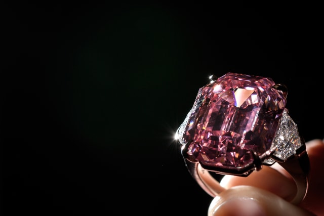 Berlian "Pink Legacy" dilelang di Swiss (Foto: AFP/Fabrice Coffrini)