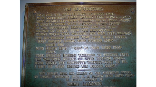 Plakat puisi "The New Colossus" karya Emma Lazarus di Patung Liberty. (Foto: Wikimedia Commons)