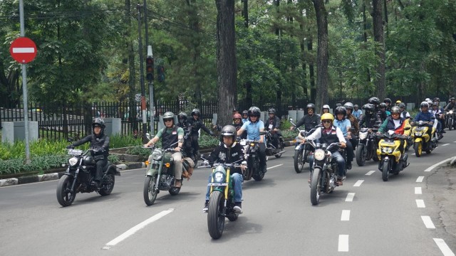 Jokowi naik motor keliling Bandung. (Foto: Yudhistira Amran Saleh/kumparan)