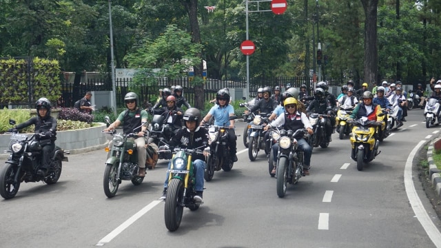 Jokowi naik motor keliling Bandung. (Foto: Yudhistira Amran Saleh/kumparan)