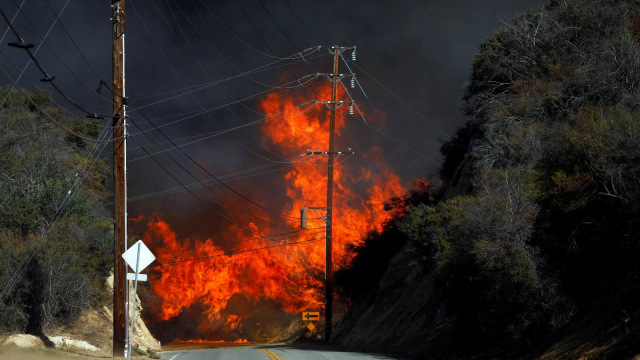 Kebakaran lahan di California, AS. (Foto: REUTERS/Eric Thayer)