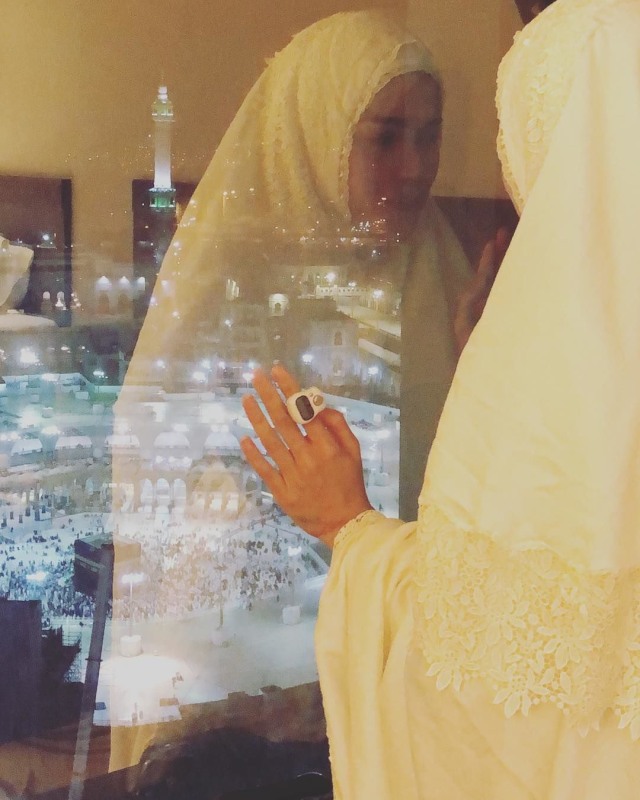 Intip 7 Penampilan Nikita Mirzani yang Sedang Hamil saat Pergi Umrah  (2)