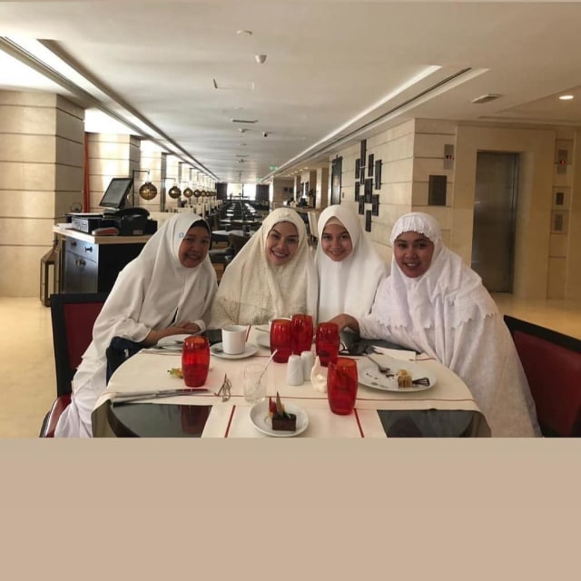 Intip 7 Penampilan Nikita Mirzani yang Sedang Hamil saat Pergi Umrah  (5)
