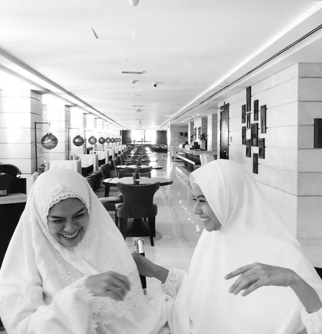 Intip 7 Penampilan Nikita Mirzani yang Sedang Hamil saat Pergi Umrah  (6)