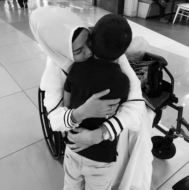 Intip 7 Penampilan Nikita Mirzani yang Sedang Hamil saat Pergi Umrah  (1)