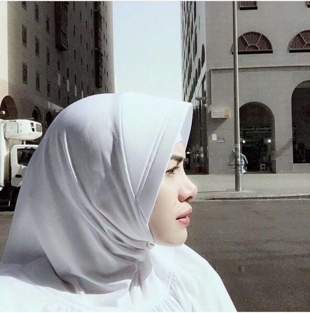 Intip 7 Penampilan Nikita Mirzani yang Sedang Hamil saat Pergi Umrah  (4)