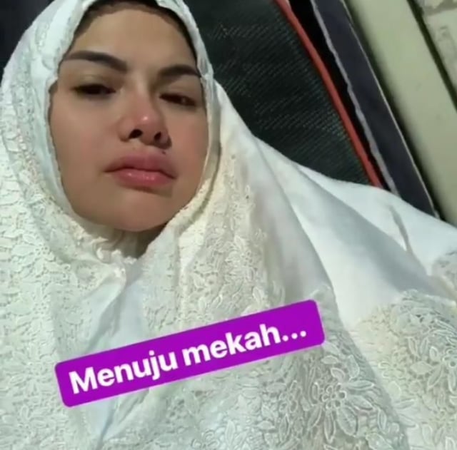 Intip 7 Penampilan Nikita Mirzani yang Sedang Hamil saat Pergi Umrah  (7)
