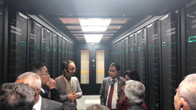 Menteri ESDM Ignasius Jonan saat Mengunjungi Green Data Center ENI di Italia.  (Foto: Arifin Asydhad/kumparan)