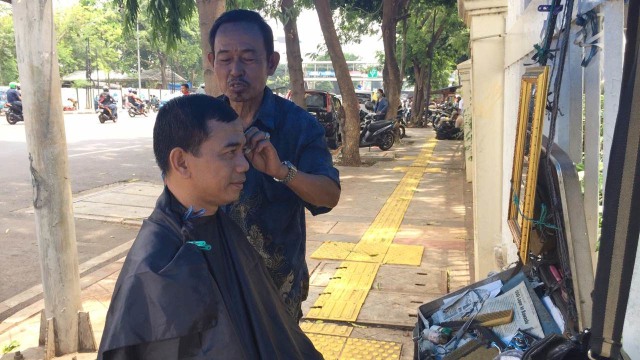 Tukang cukur keliling. (Foto: Marrisa Krestianti/kumparan)
