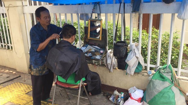 Tukang cukur keliling. Foto: Marrisa Krestianti/kumparan