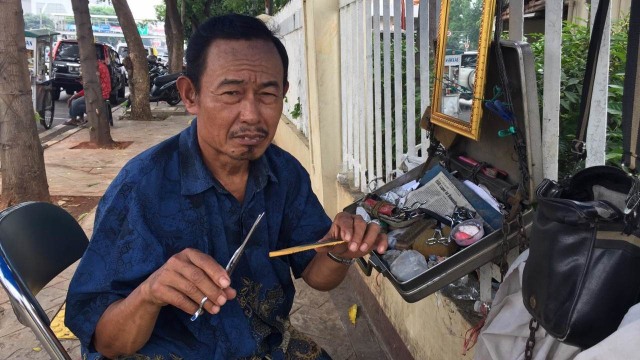 Hasan, tukang cukur keliling. (Foto: Marrisa Krestianti/kumparan)