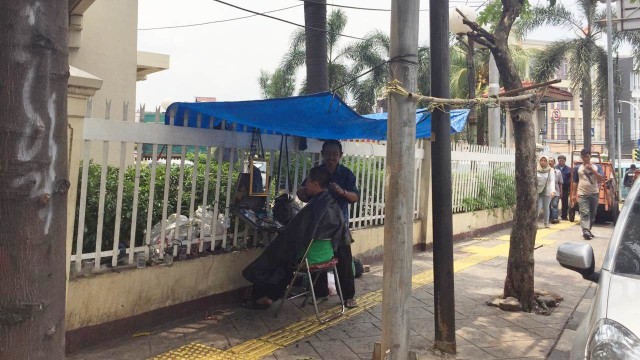 Tukang cukur keliling. (Foto: Marrisa Krestianti/kumparan)