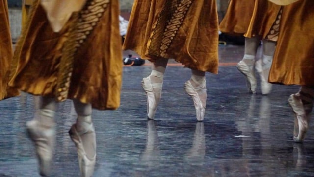 Sejumlah penari melakukan latihan dalam rangka persiapan pementasan Namarina Youth Dance (NYD) yang berjudul “Anantari”. (Foto: Irfan Adi Saputra/kumparan)