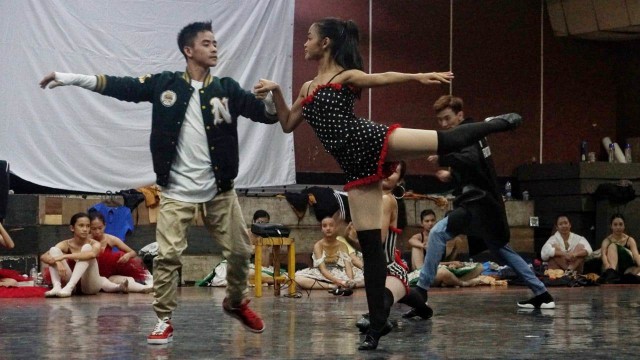Ballerina melakukan latihan dalam rangka persiapan pementasan Namarina Youth Dance (NYD) yang berjudul “Anantari”. (Foto: Irfan Adi Saputra/kumparan)