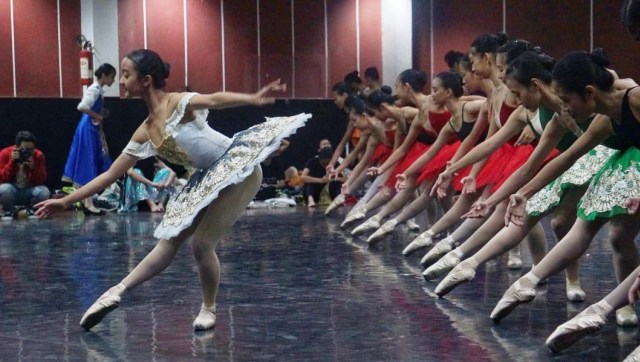 Sejumlah Ballerina melakukan latihan dalam rangka persiapan pementasan Namarina Youth Dance (NYD) yang berjudul “Anantari”. (Foto: Irfan Adi Saputra/kumparan)