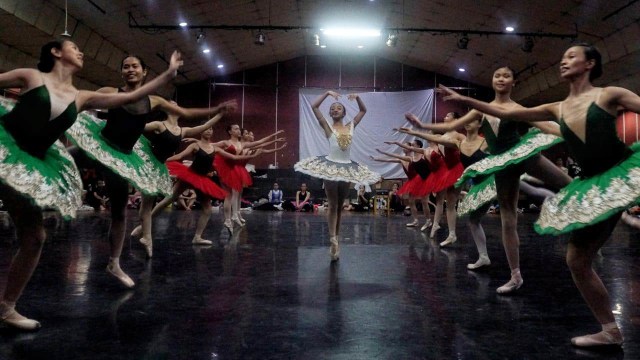 Sejumlah Ballerina melakukan latihan dalam rangka persiapan pementasan Namarina Youth Dance (NYD) yang berjudul “Anantari”. (Foto: Irfan Adi Saputra/kumparan)