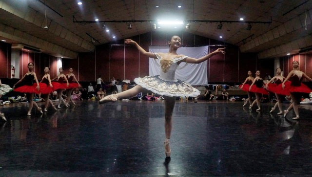 Sejumlah Ballerina melakukan latihan dalam rangka persiapan pementasan Namarina Youth Dance (NYD) yang berjudul “Anantari”. (Foto: Irfan Adi Saputra/kumparan)