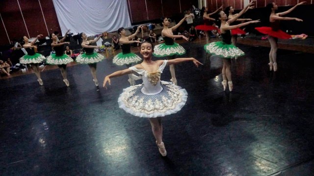 Sejumlah Ballerina melakukan latihan dalam rangka persiapan pementasan Namarina Youth Dance (NYD) yang berjudul “Anantari”. (Foto: Irfan Adi Saputra/kumparan)