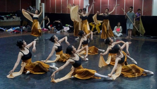 Sejumlah penari melakukan latihan dalam rangka persiapan pementasan Namarina Youth Dance (NYD) yang berjudul “Anantari”. (Foto: Irfan Adi Saputra/kumparan)
