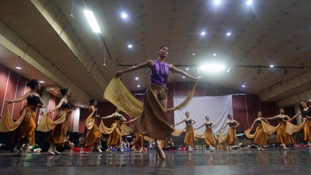 Sejumlah penari melakukan latihan dalam rangka persiapan pementasan Namarina Youth Dance (NYD) yang berjudul “Anantari”. (Foto: Irfan Adi Saputra/kumparan)