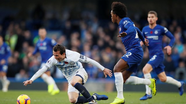 Duel antara Bernard dan Willian Borges. (Foto: REUTERS/David Klein)