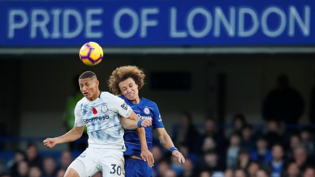 Duel antara Richarlison dan David Luiz. (Foto: REUTERS/David Klein)