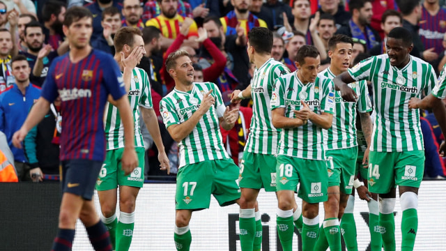 Para pemain Real Betis merayakan gol Joaquin ke gawang Barcelona. (Foto: Albert Gea/Reuters)